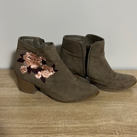 Qupid Shoes - HOLIDAY BOGO SALE Floral Ankle Boots